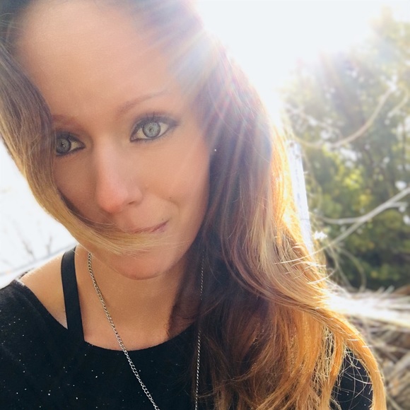 Meet your Posher, Jenn - Picture 2 of 2